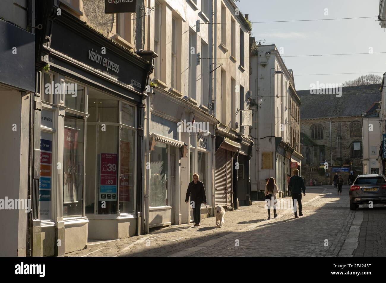 Scene tranquille sulle strade di Falmouth per i pochi negozi essenziali che hanno permesso di aprire nel 2021 blocco pandemico globale. Foto Stock