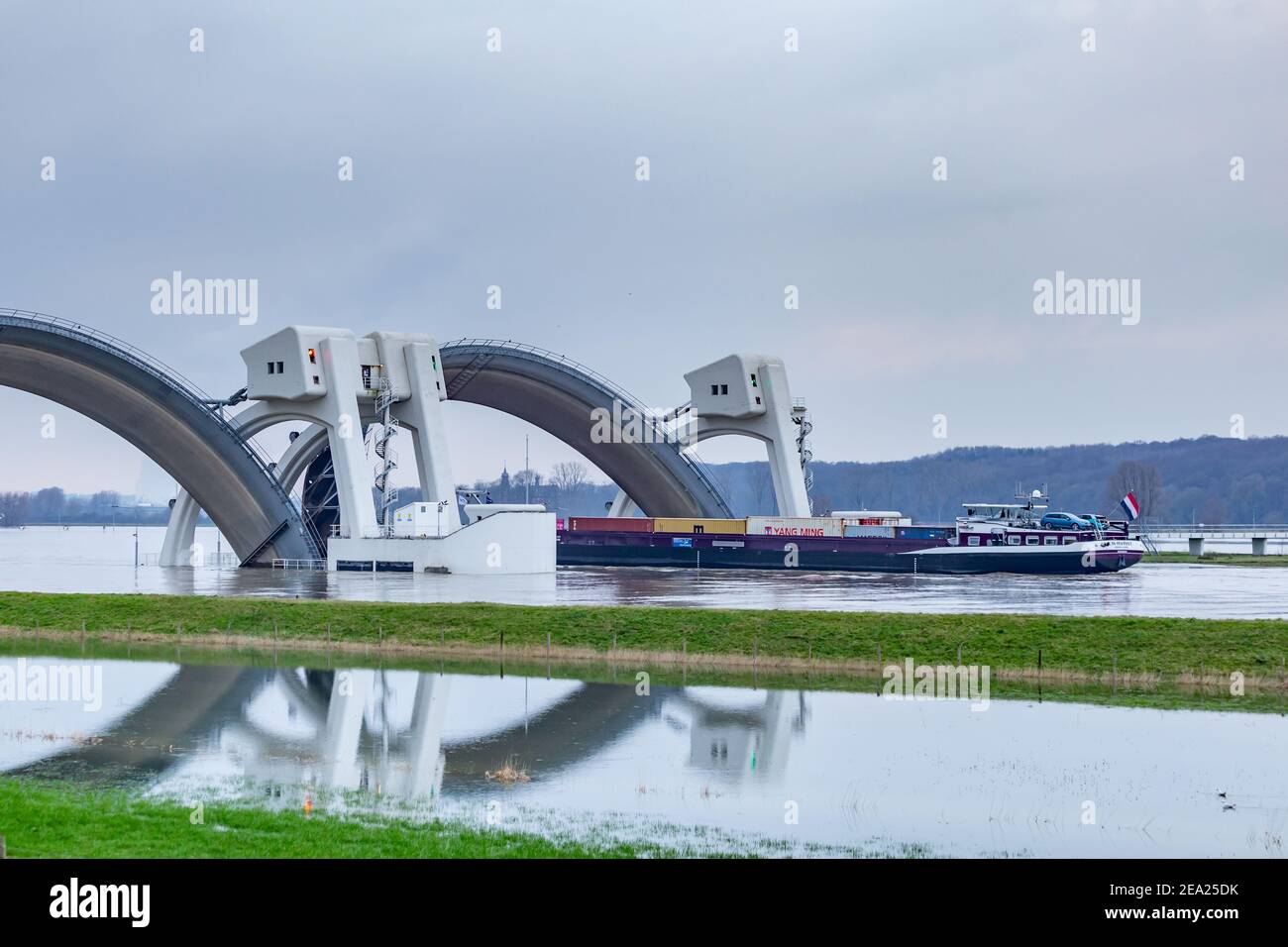 Driel, Paesi Bassi - 5 febbraio 2021: Weir Driel nel fiume Reno con nave che passa attraverso i gomiti aperti a causa di acqua alta Foto Stock