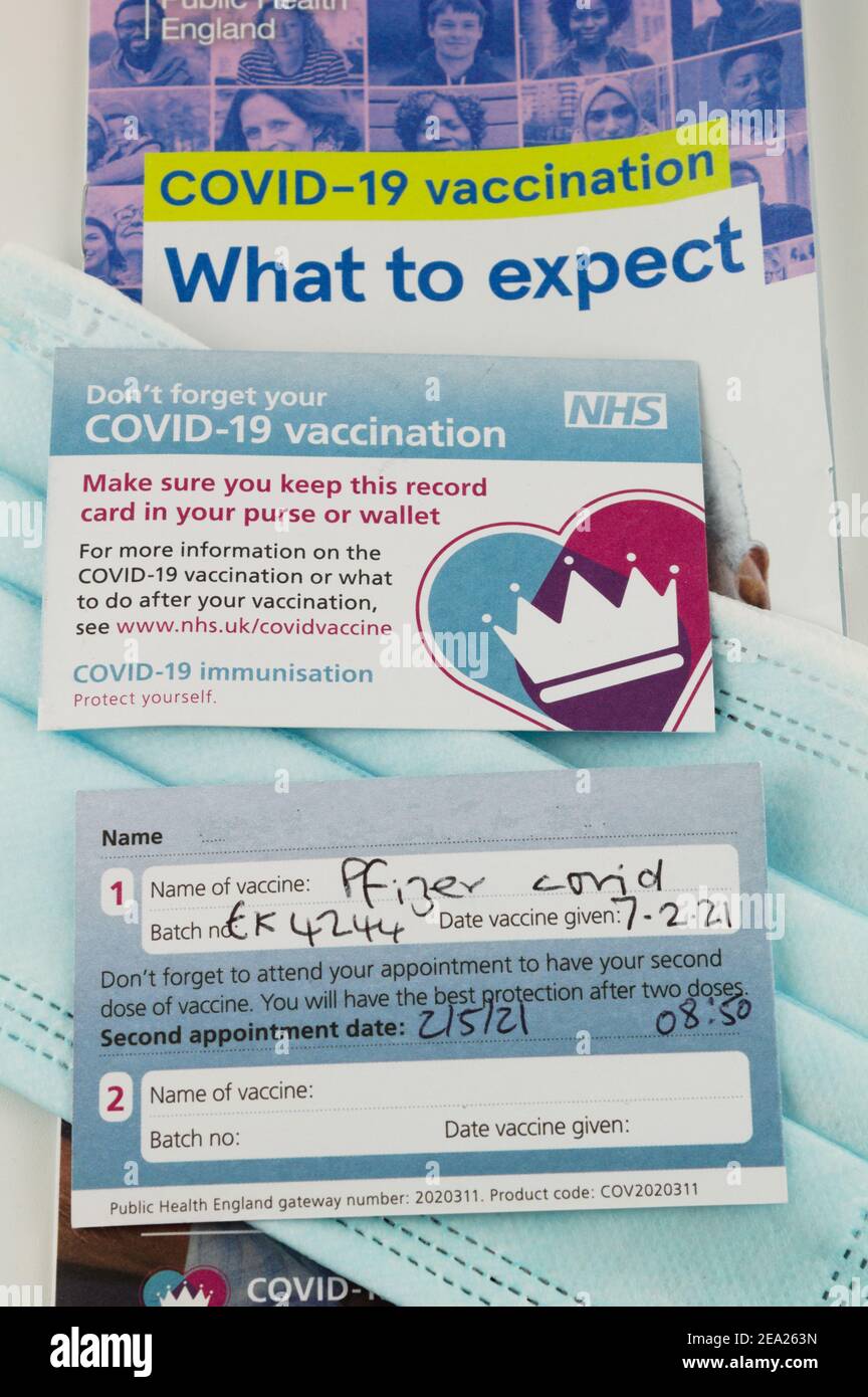 UK Covid Vaccine Record Card, i destinatari del vaccino Pfizer Covid-19 per il coronavirus ricevono una scheda di vaccinazione e ricevono istruzioni per la restituzione Foto Stock