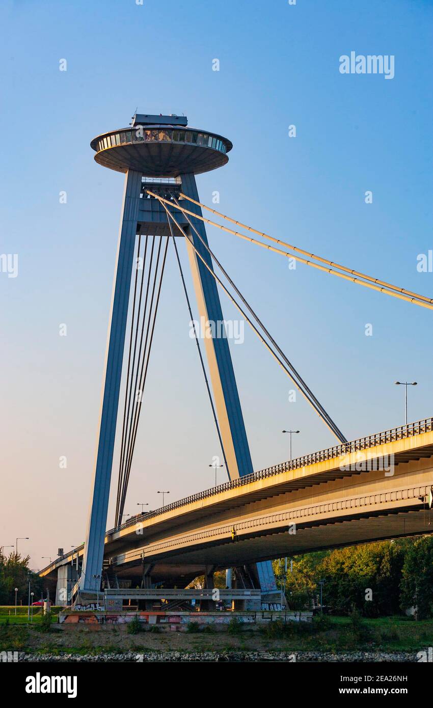 Ristorante UFO sul ponte Novy Most, Ponte nuovo, sul Danubio, Bratislava, Slovacchia Foto Stock