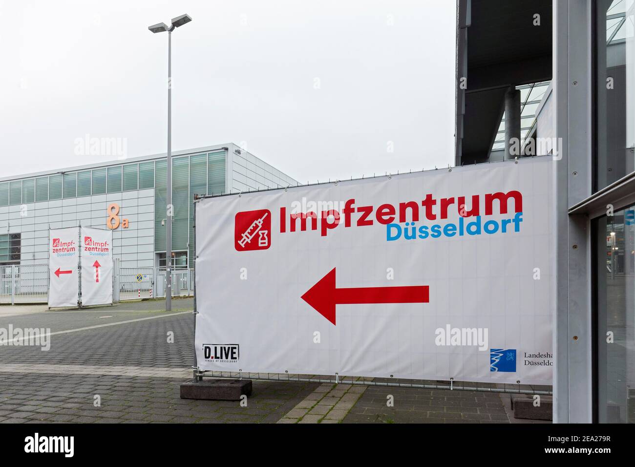 Segnaletica per il centro di vaccinazione Corona di Duesseldorf, Merkur Spiel-Arena, Duesseldorf, Nord Reno-Westfalia, Germania Foto Stock