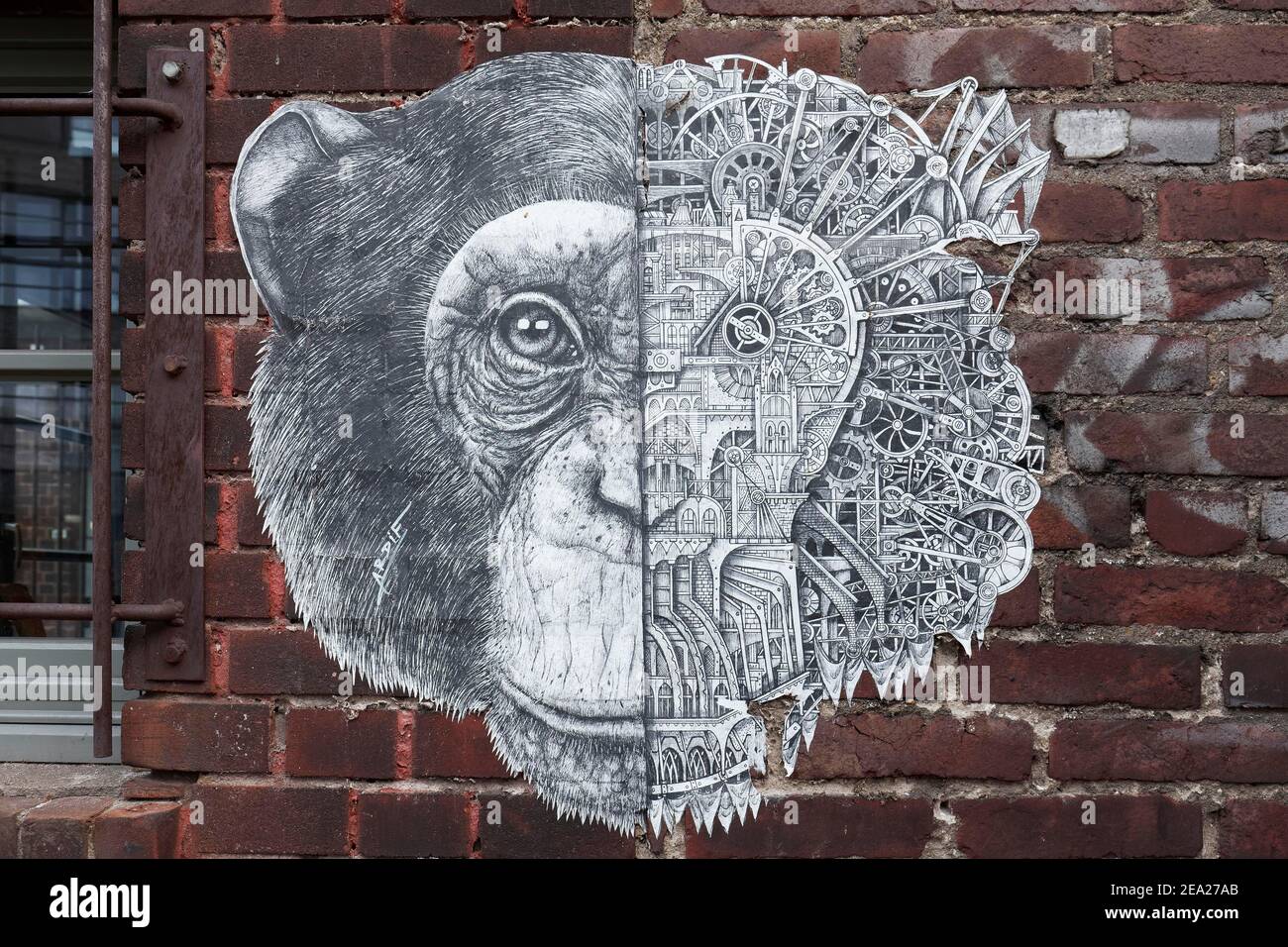 Incolla su, scimpanzé, mezzo capo macchina, simbolo per l'equilibrio di natura e tecnologia, meccanico da streetart artista Ardiff, Duesseldorf, Nord Foto Stock