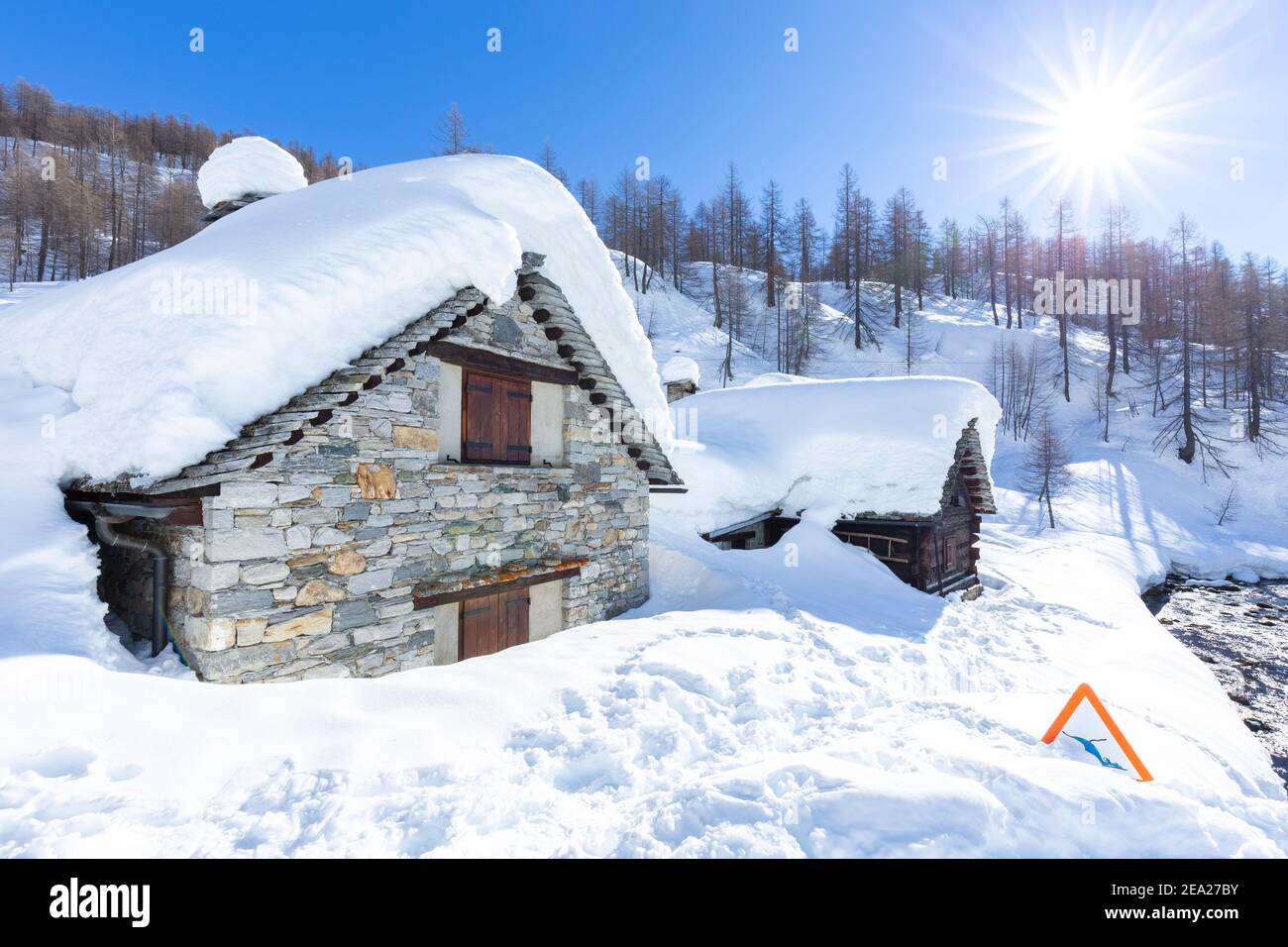 Vista sulle baite e sulla chiesa del piccolo paese di Crampiolo in inverno. Alpe Devero, Valle Antigorio, Piemonte, Italia. Foto Stock