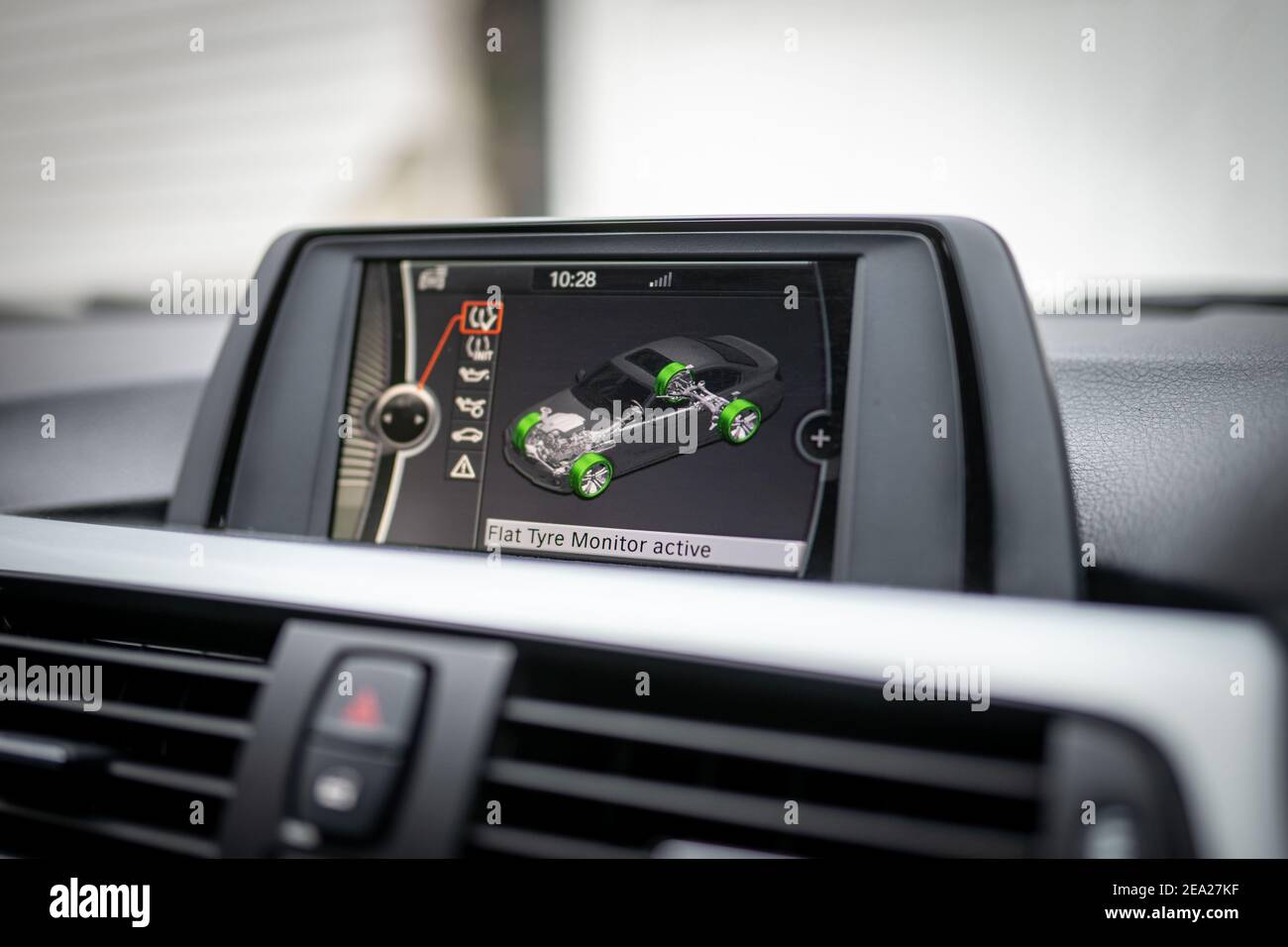 Sistema di monitoraggio di sicurezza della pressione degli pneumatici per le ruote run flat visualizzato sul display a colori del sistema di intrattenimento del veicolo che mostra il colore verde con nessun guasto Foto Stock