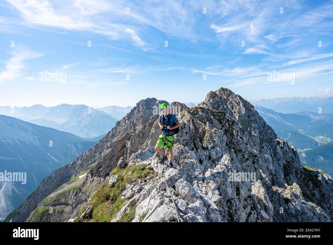 Alpinista su una cresta su una via fissa sicura di corda, Mittenwalder Hoehenweg, Karwendel Montagne, Mittenwald, Baviera, Germania Foto Stock