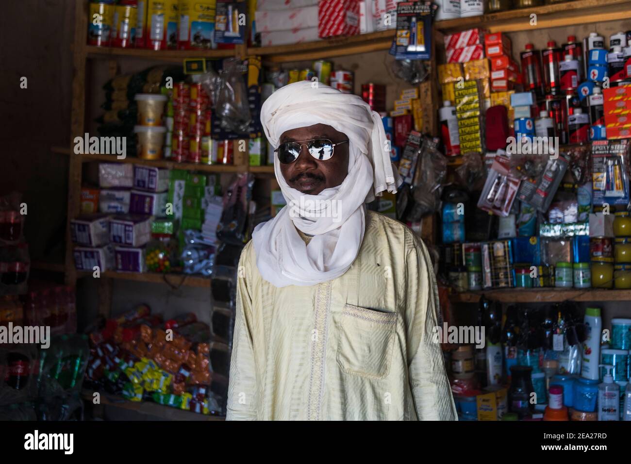 Uomo d'affari nel negozio IS, patrimonio mondiale dell'UNESCO, altopiano Ennedi, Ciad, Africa Foto Stock