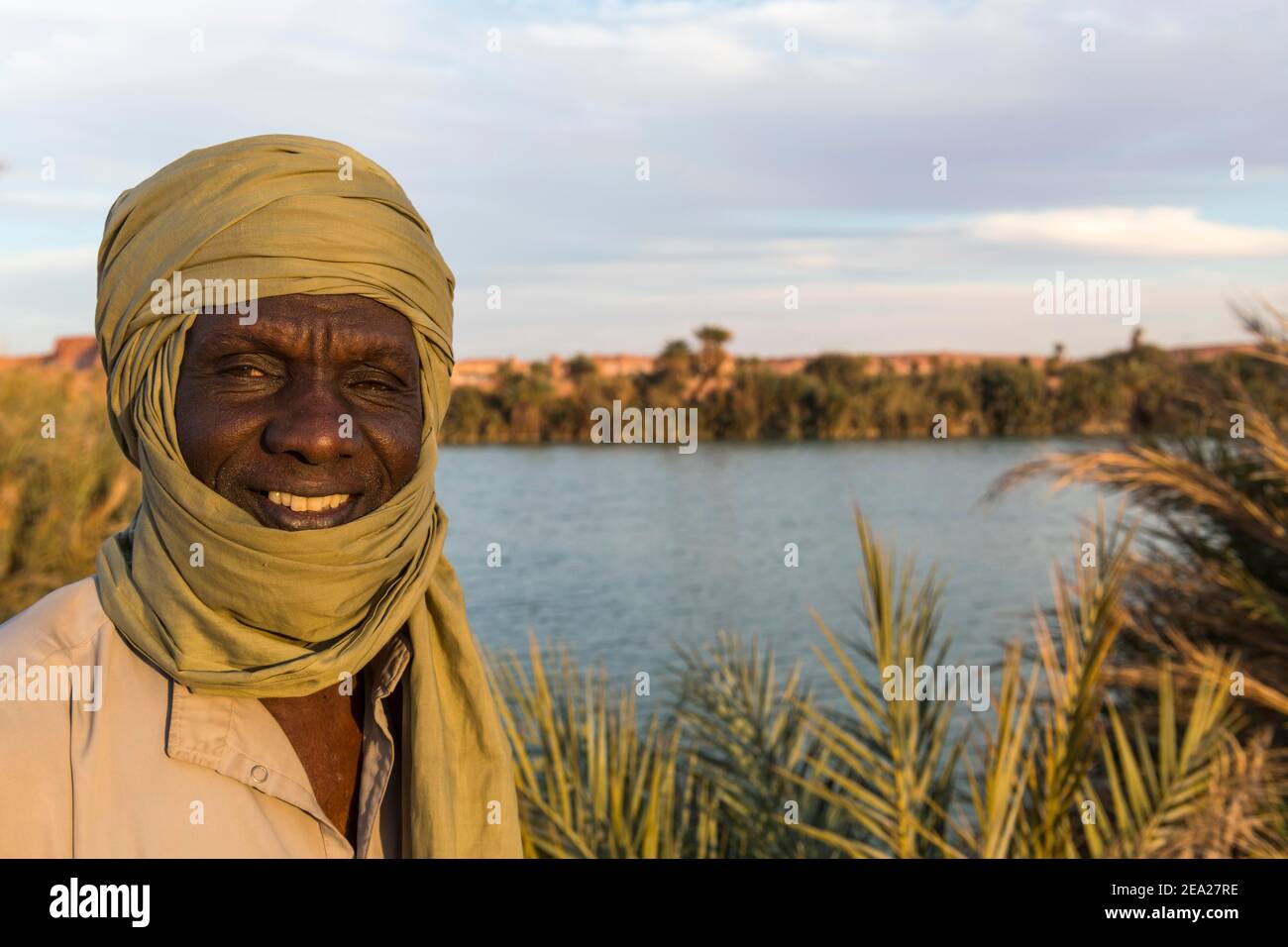 Beduin sulla riva di Ounianga kebir parte della vista UNESCO laghi Ounianga, nord Ciad, Africa Foto Stock