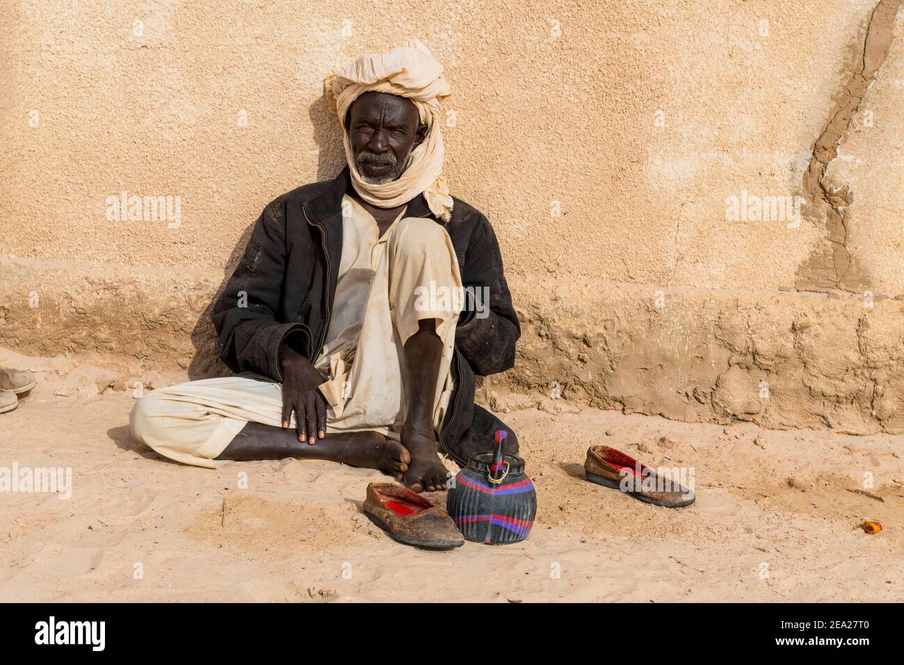 Vecchio uomo prima di una moschea in un villaggio a Ounianga kebir parte della vista UNESCO laghi Ounianga, nord Ciad, Africa Foto Stock Vecchio uomo prima di una moschea in un villaggio a Ounianga kebir parte della vista UNESCO laghi Ounianga, nord Ciad, Africa Foto Stock