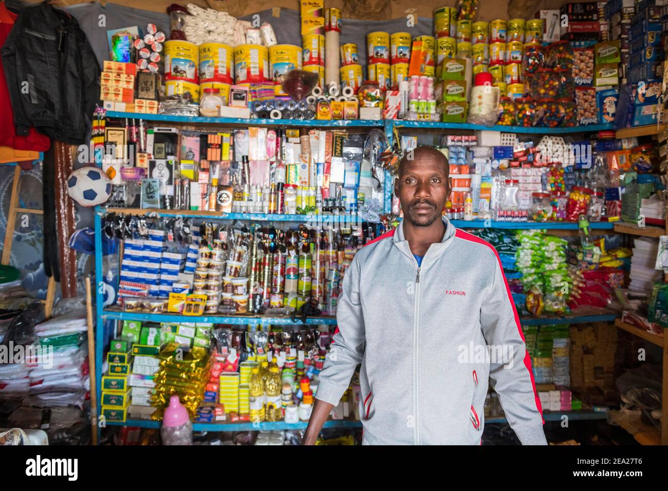 NAB nel suo piccolo negozio in un villaggio a Ounianga kebir parte della vista UNESCO Ounianga laghi, nord Ciad, Africa Foto Stock NAB nel suo piccolo negozio in un villaggio a Ounianga kebir parte della vista UNESCO Ounianga laghi, nord Ciad, Africa Foto Stock