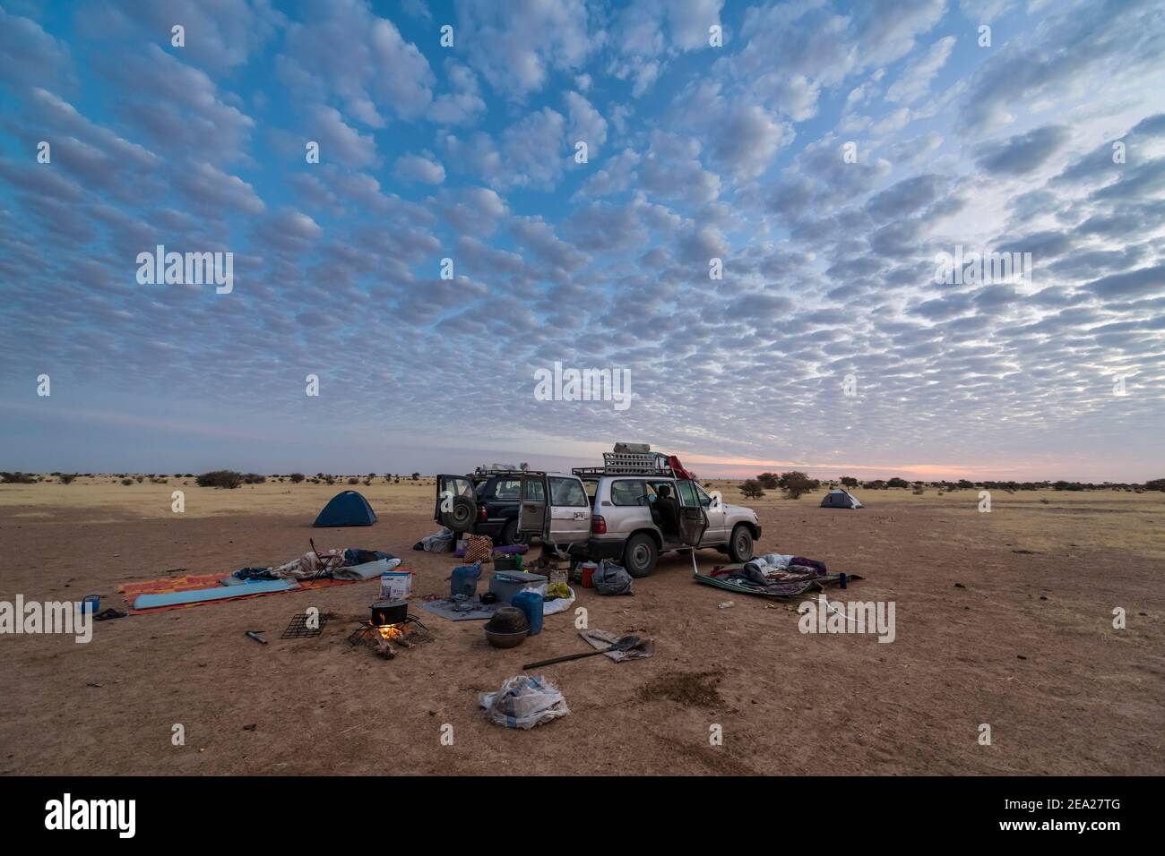 Camping sotto un drammatico cielo mattutino nel Sahel, Ciad, Africa Foto Stock