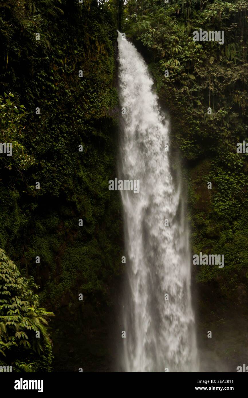 La cascata di Nungnung, uno dei luoghi turistici più popolari di Bali Foto Stock