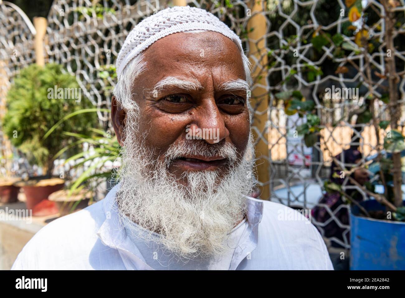 Imam di fronte alla Moschea della Stella (Tara Masjid), Dhaka, Bangladesh Foto Stock