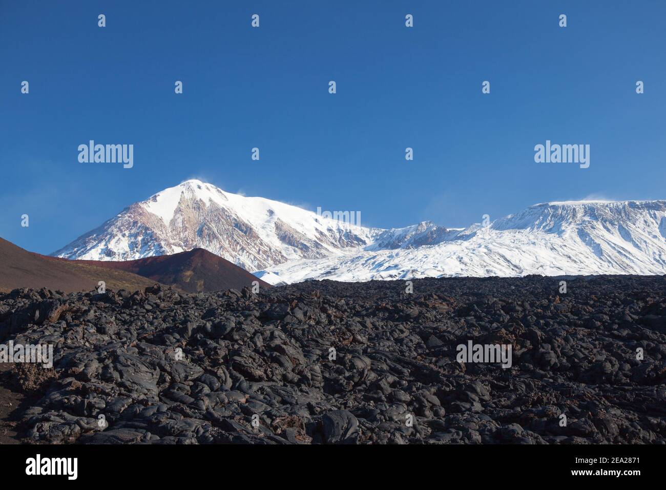 Il vulcano Kamchatka Tolbachik è in Russia al tramonto. In primo piano clinker lava vulcanica. Foto Stock