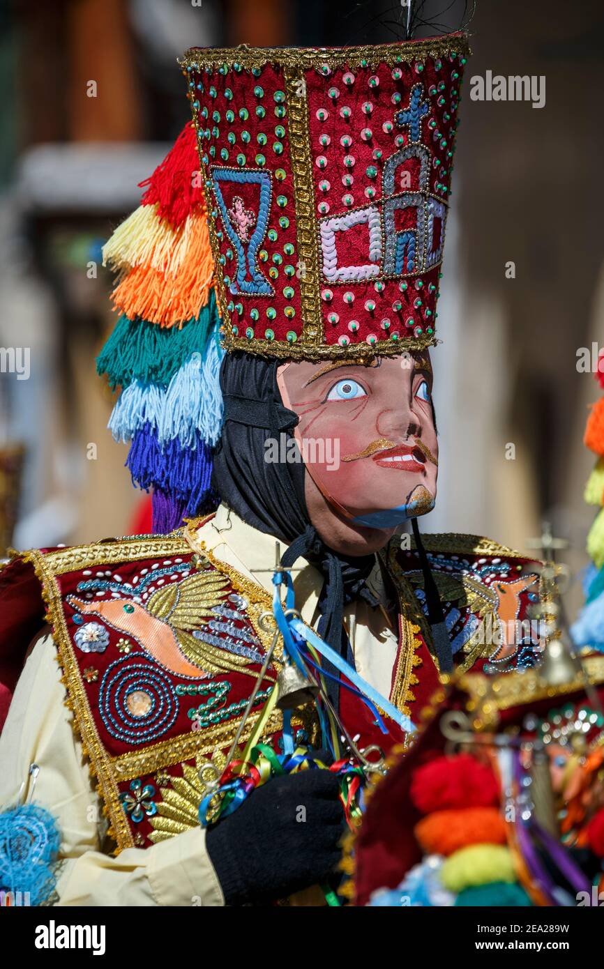 L'uomo indossando costumi colorati durante la processione religiosa, Ollantaytambo, Cusco, Perù Foto Stock