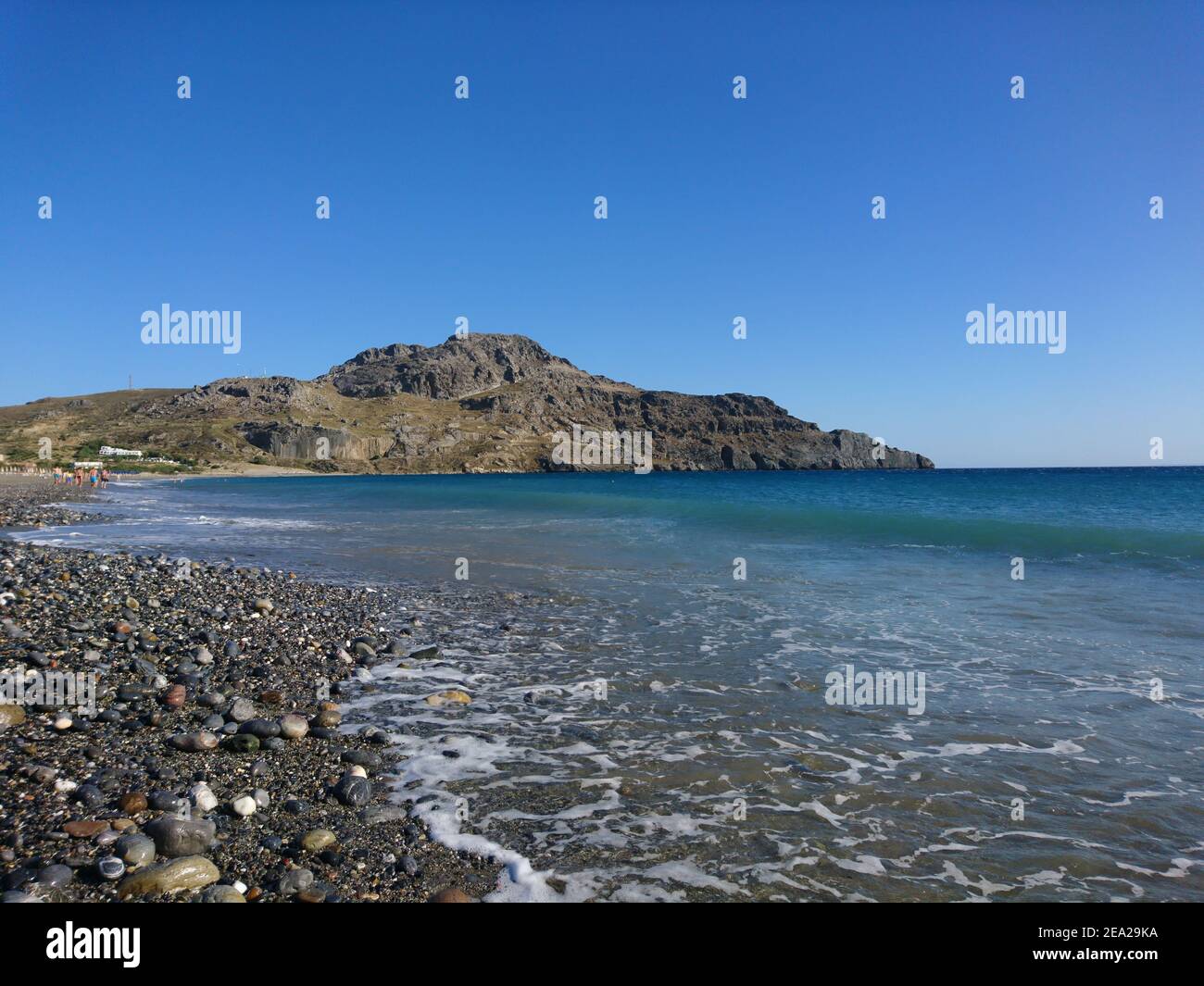 Creta, Plakias spiaggia nel Mar Libico sulla costa meridionale dell'isola greca di Creta. Spiaggia rocciosa sullo sfondo della montagna Foto Stock