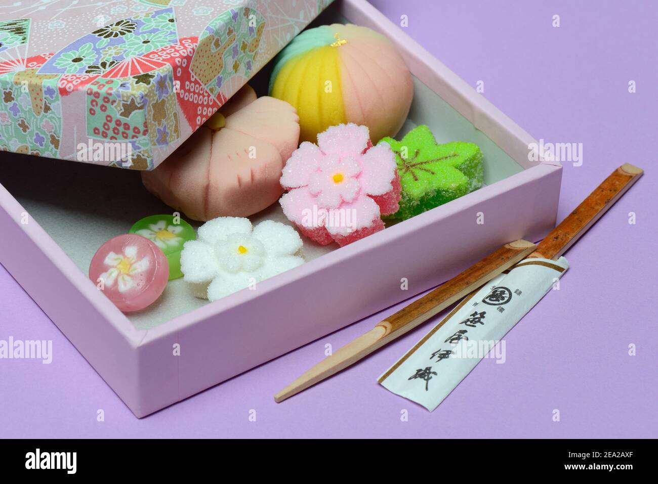 Wagashi, dolci giapponesi in confezione regalo, caramelle, dolci Foto Stock