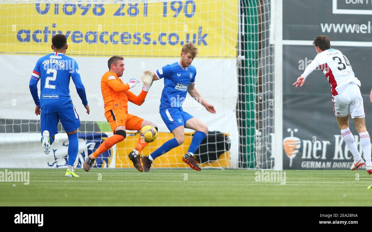 7 febbraio 2021; Fountain of Youth Stadium Hamilton, South Lanarkshire, Scozia; Scottish Premiership Football, Hamilton Academical Versus Rangers; Allan McGregor of Rangers salva un colpo da Ross Callachan della Hamilton Academical Foto Stock