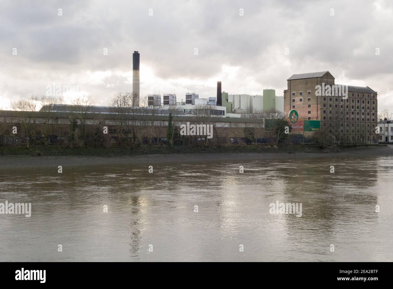 L'ex birreria Mortlake (ex fabbrica di birra Stag) sul Tamigi a sud-ovest di Londra, Mortlake, Londra, Regno Unito Foto Stock