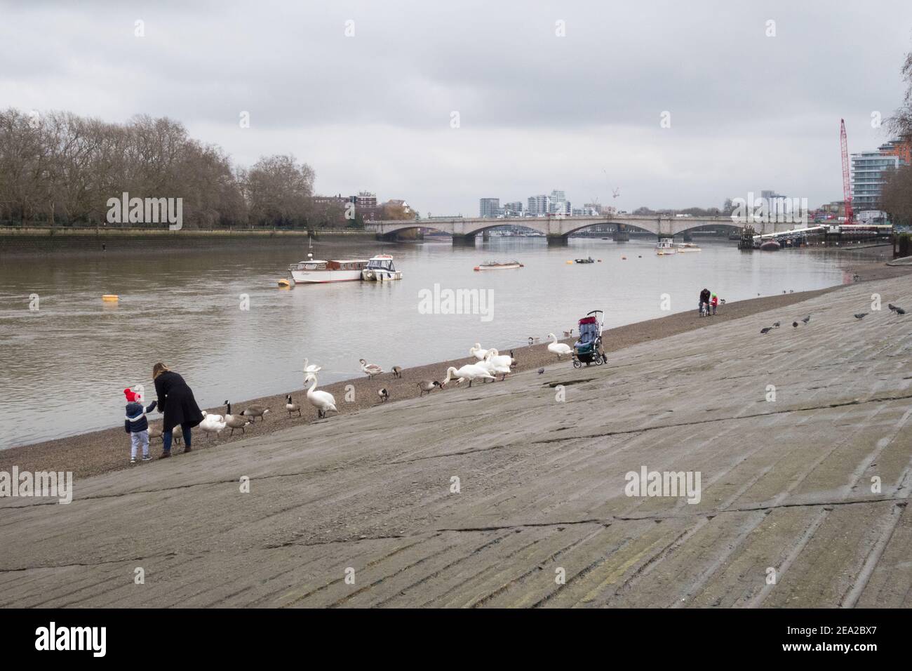 Una madre e un bambino sullo scivolo Putney accanto al Tamigi a Londra, Regno Unito Foto Stock