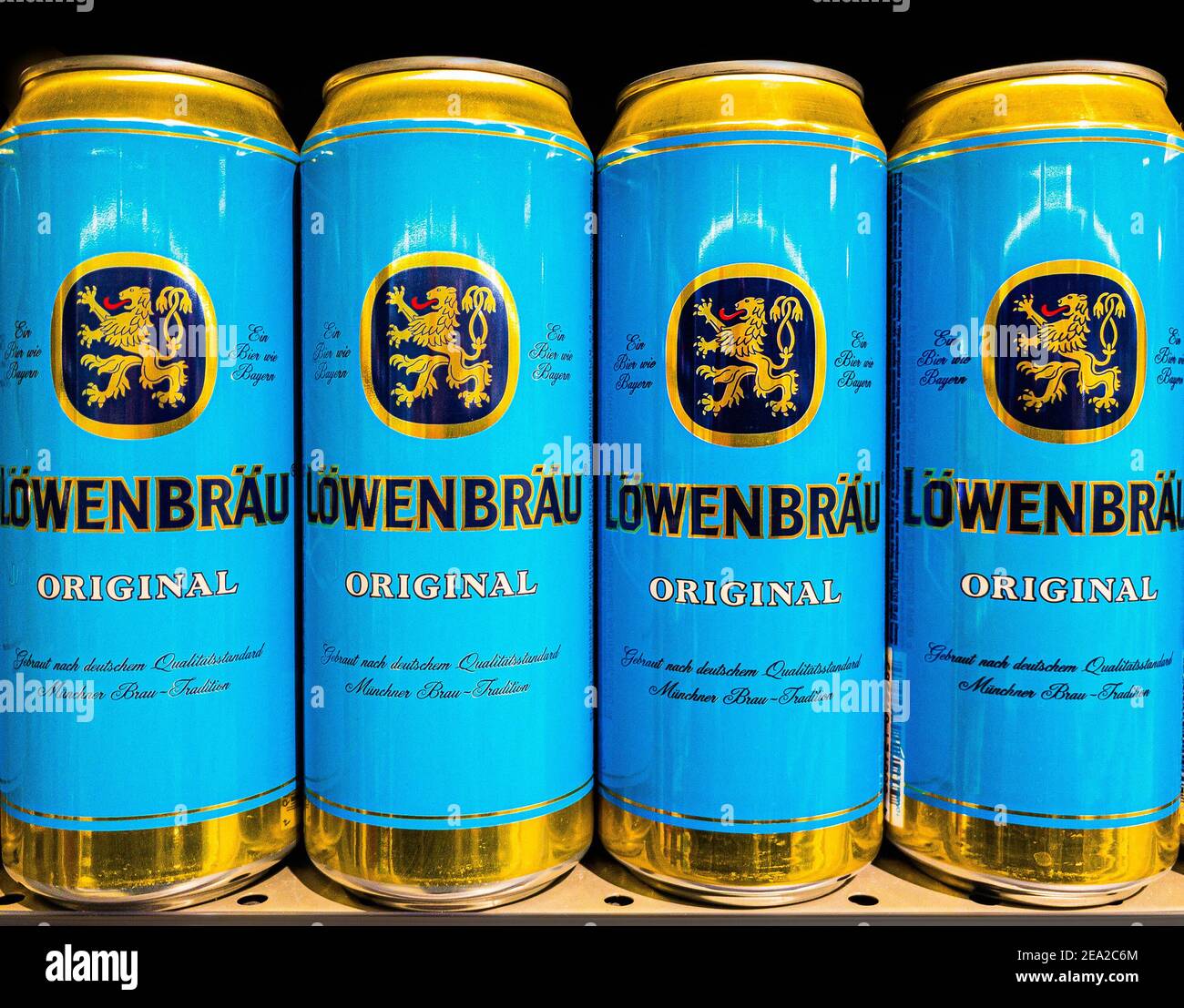 2021: Lowenbrau birra scura tedesca in lattine di lattina in piedi nella  mensola del supermercato Foto stock - Alamy