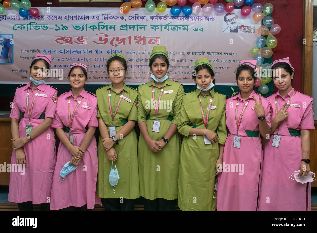 Gli infermieri posano per una foto durante il ciclo a secco del vaccino COVID-19 presso un Medical College di Dhaka. Il Bangladesh ha lanciato la sua campagna per il vaccino Covid-19 a livello nazionale tra le tiepide risposte dei cercatori di vaccini. Il Ministro della Sanità Zahid Maleque ha inaugurato la campagna in occasione di un evento virtuale presso la direzione Generale dei servizi sanitari (DGHS) di Dhaka, domenica mattina. Foto Stock