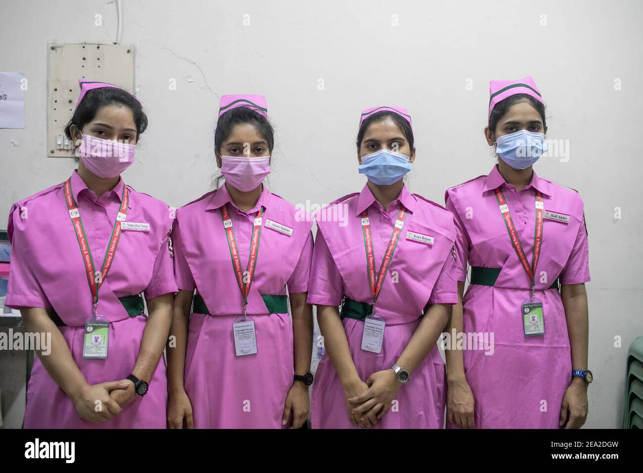 Gli infermieri che indossano maschere facciali posano per una foto durante il ciclo a secco del vaccino COVID-19 presso un Medical College di Dhaka. Il Bangladesh ha lanciato la sua campagna per il vaccino Covid-19 a livello nazionale tra le tiepide risposte dei cercatori di vaccini. Il Ministro della Sanità Zahid Maleque ha inaugurato la campagna in occasione di un evento virtuale presso la direzione Generale dei servizi sanitari (DGHS) di Dhaka, domenica mattina. Foto Stock