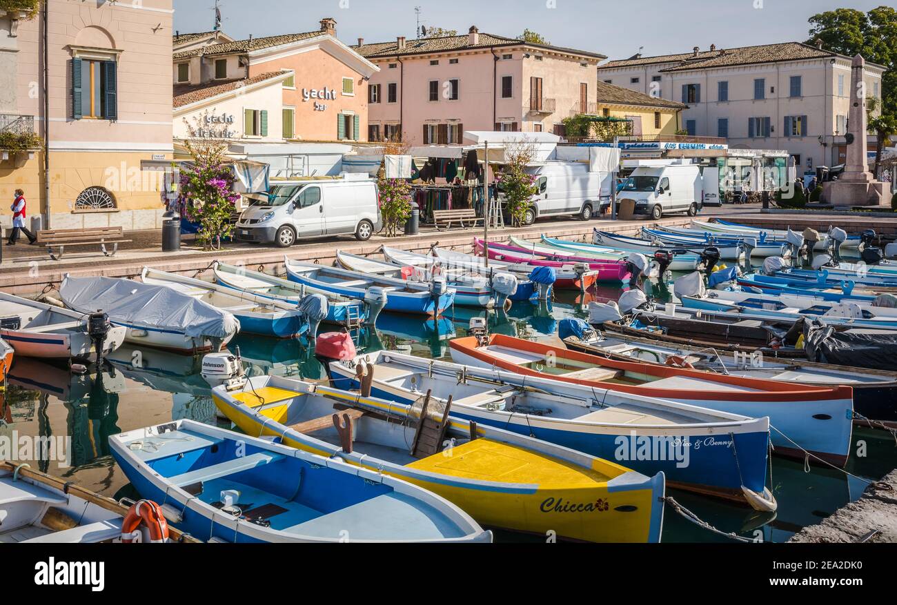 Bardolino sul lago di Garda nel nord Italia. Barche da pesca nel vecchio porto. Bardolino, provincia di Verona, Italia - 29 ottobre 2020 Foto Stock
