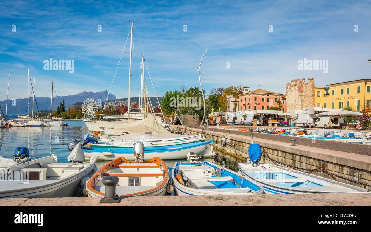 Bardolino sul lago di Garda nel nord Italia. Barche da pesca nel vecchio porto. Bardolino, provincia di Verona, Italia - 29 ottobre 2020 Foto Stock