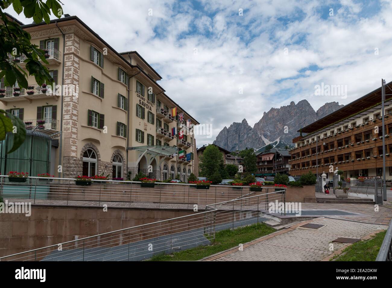 Il centro della città dalla città di Cortina con il Grand Hotel Savoia e le montagne sullo sfondo. Foto Stock