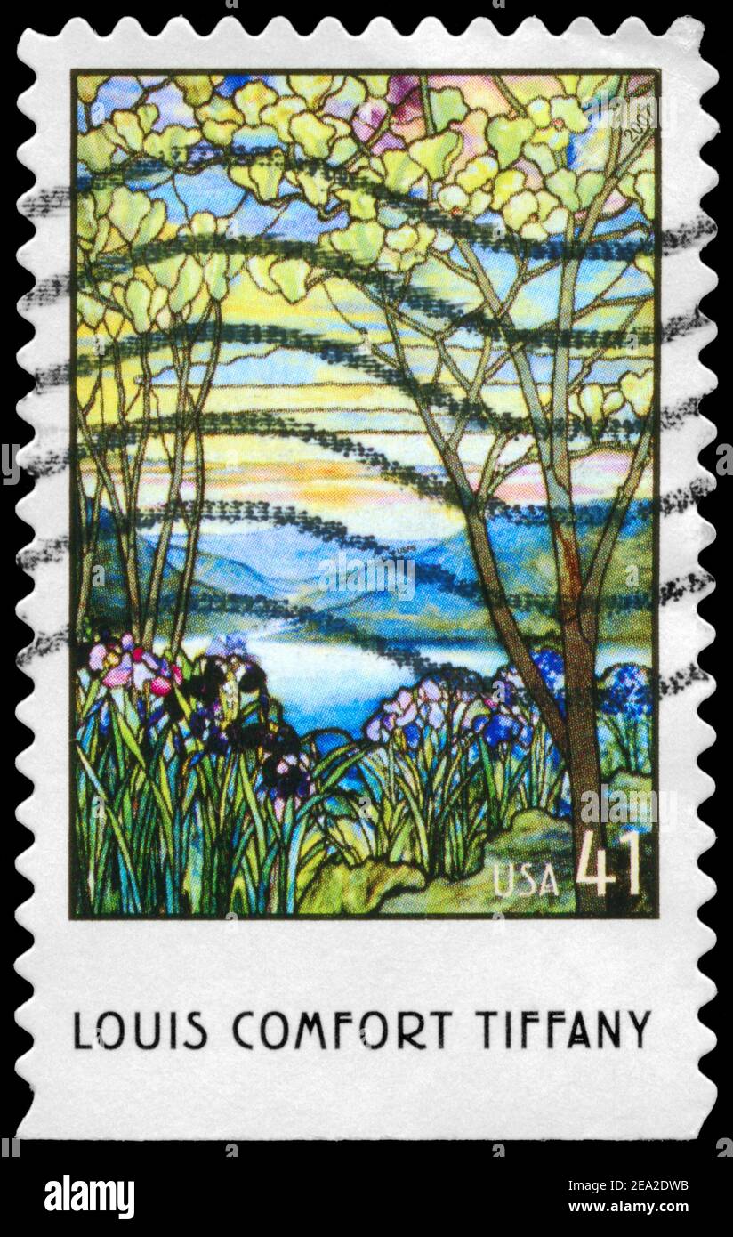 USA - CIRCA 2007: Un francobollo stampato negli USA mostra Magnolia e Irises, vetro colorato di Louis Comfort Tiffany (1848-1933), American Treasures series, cir Foto Stock