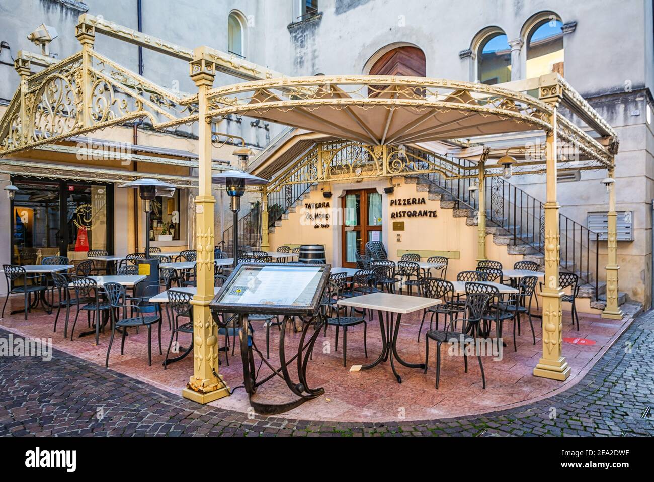 Bardolino sul lago di Garda. Strada del famoso pittoresco villaggio. La città è una meta turistica molto apprezzata. Bardolino, provincia di Verona, Italia Foto Stock