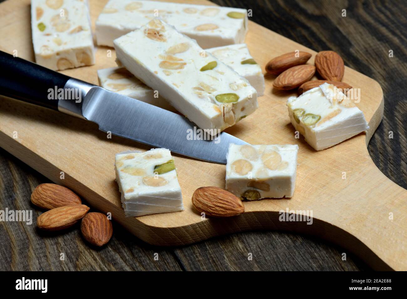 Torrone di Montelimar con coltello Foto Stock