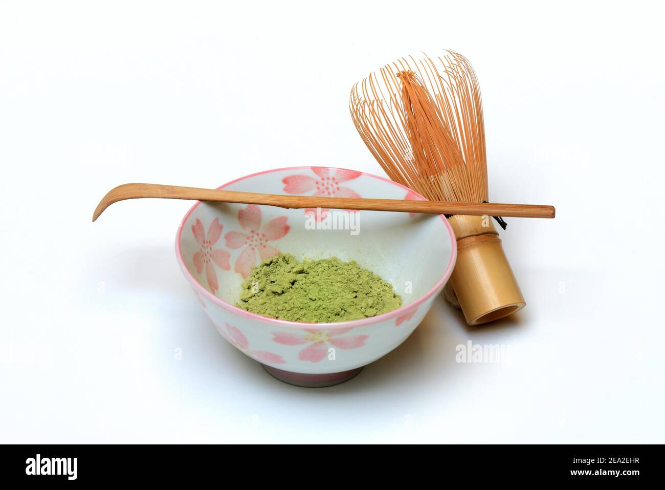 Polvere Matcha in ciotola, scopa di bambù e spatola, ginestra da tè, scopa per matcha Foto Stock