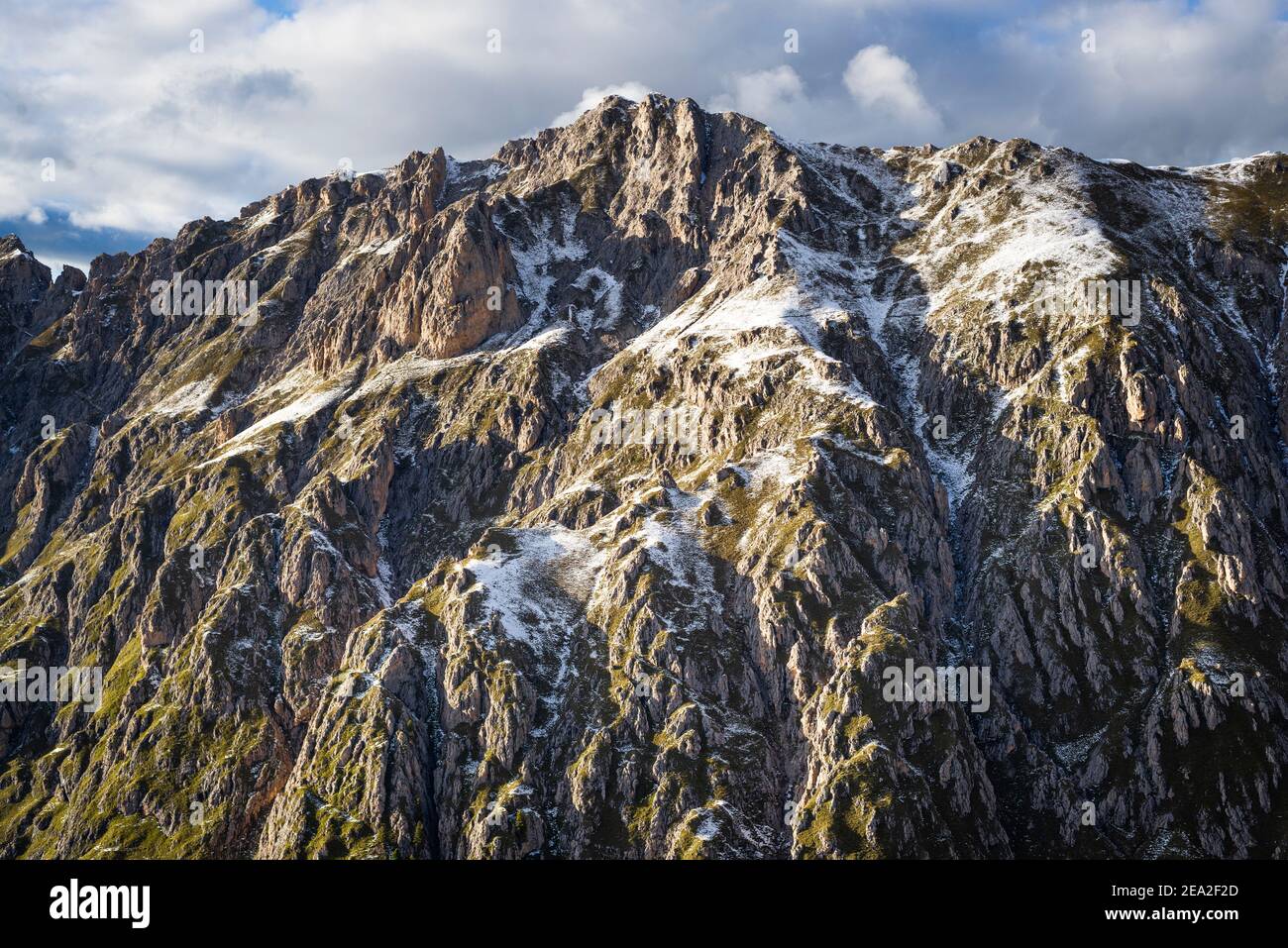 Foreste montane autunnali, rocce, falesie e cime del Gruppo Villnößer Geisler sopra la Val Villnöß nelle Dolomiti, Alto Adige, Italia Foto Stock