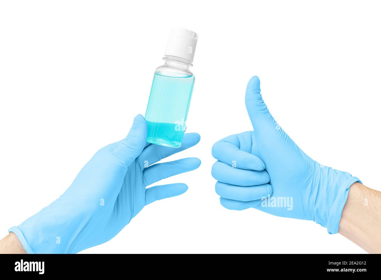 La mano isolata con guanti utilizza un disinfettante liquido a base di alcol o un detergente che uccide la maggior parte dei tipi di microbi e virus. COVID e germofobia conc Foto Stock