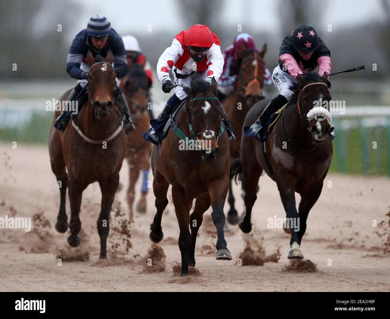 Glory of Paris guidato da Andrew Mullen (centro) vince il Bombardier 'March to your Drum' handicap all'ippodromo di Southwell. Data immagine: Domenica 7 febbraio 2021. Foto Stock