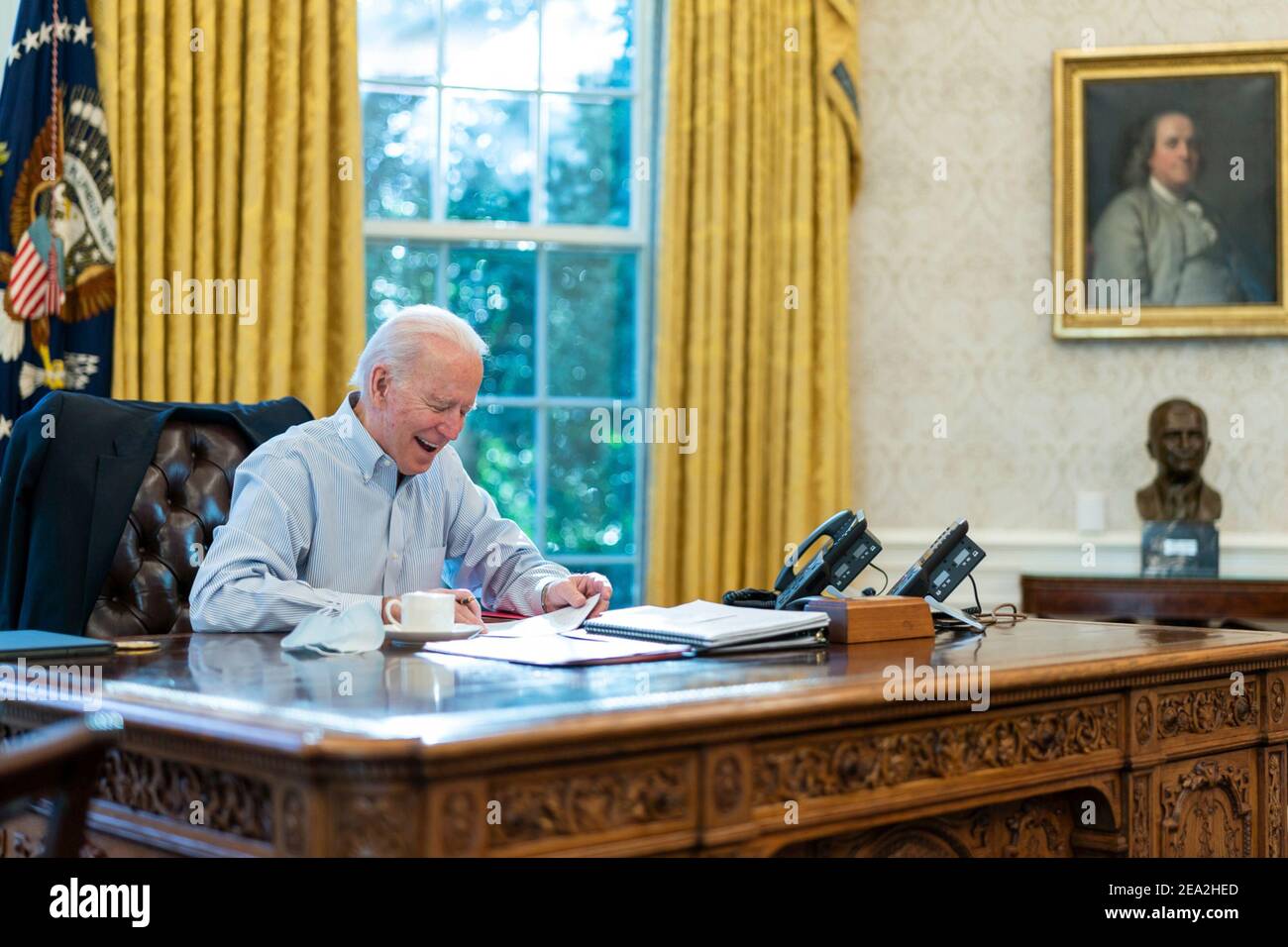 Il presidente degli Stati Uniti Joe Biden parla per telefono con il primo ministro britannico Boris Johnson dall'ufficio ovale della Casa Bianca 23 gennaio 2021 a Washington, D.C. Foto Stock