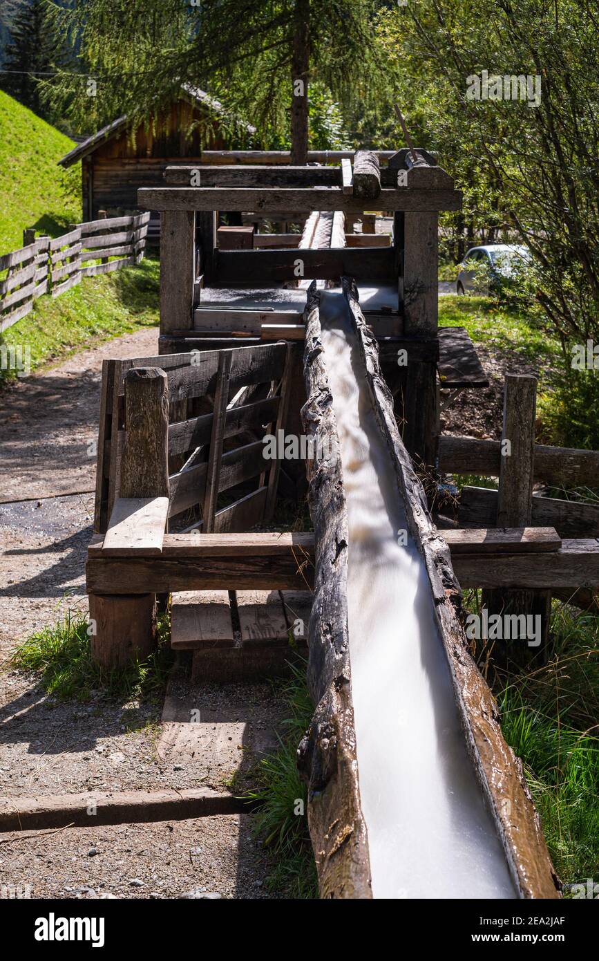 Tubo di legno per la ruota dell'acqua di un mulino storico nella valle del mulino di Campillan, Alto Adige, Italia Foto Stock