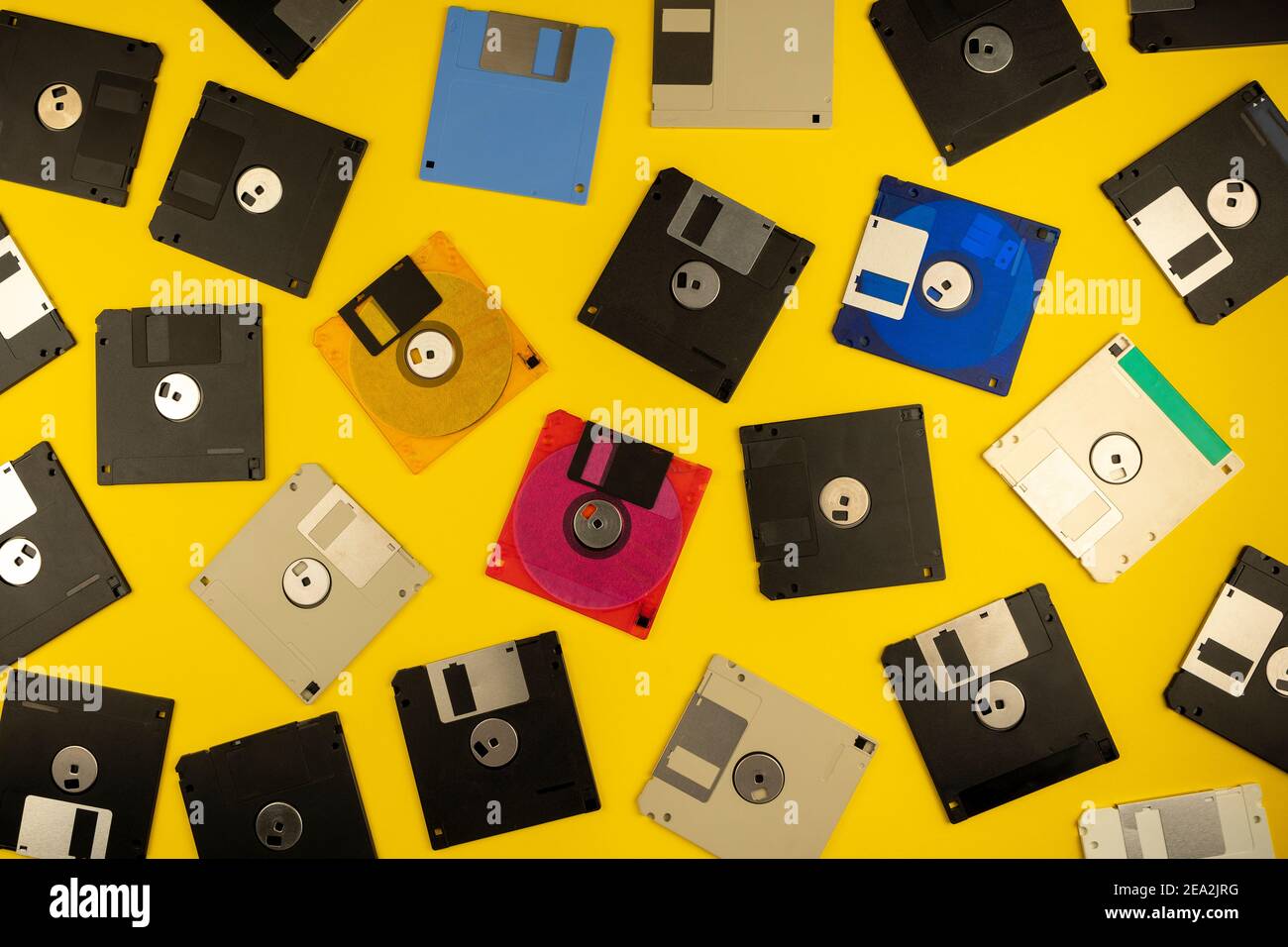 Disco floppy da 3.5 pollici. I dischetti 3 2 sono una tecnologia icone di de decade degli anni 80. Dischetto per computer retrò, vintage e colorato. Sfondo giallo. Foto Stock
