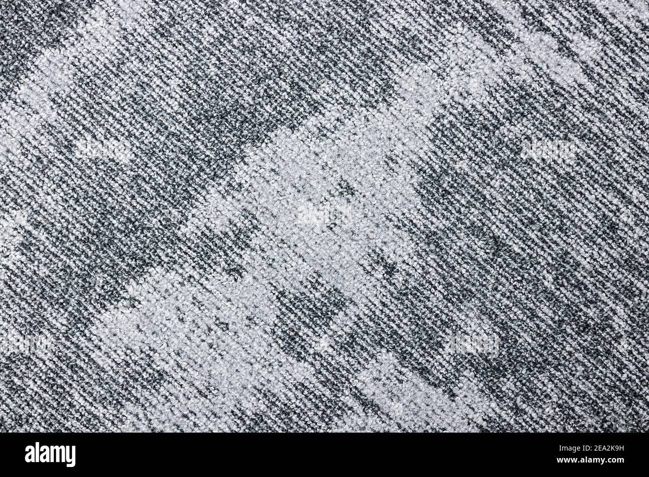 Dettaglio di un tappeto grigio a due tonalità con linee diagonali e un motivo astratto. Foto Stock