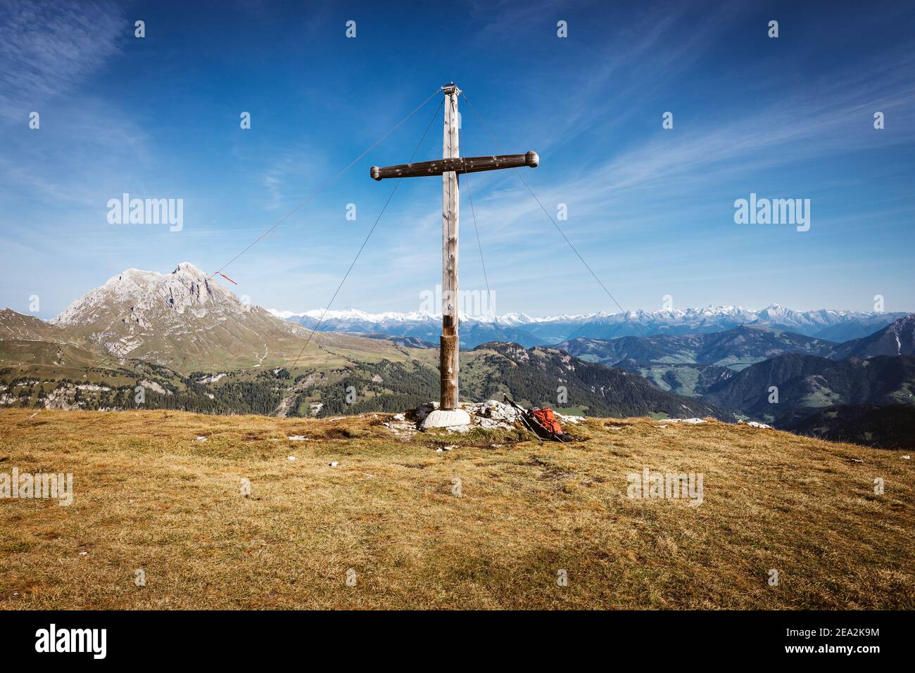 Croce sommitale della Zwölferkofel di fronte ad un paesaggio autunnale con Campilltal, Peitlerkofel e il panorama del principale crinale alpino, Alto Adige Foto Stock