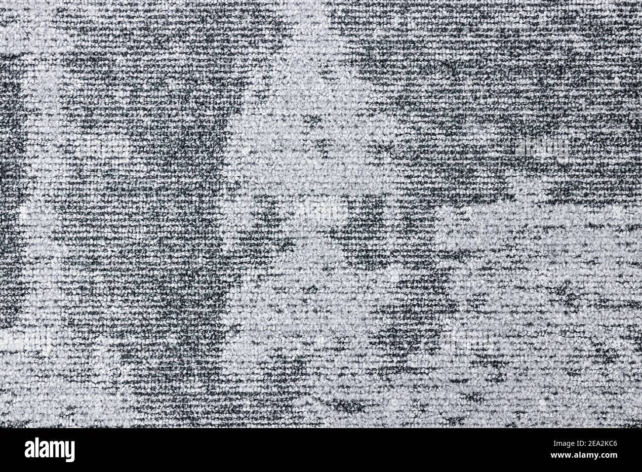 Dettaglio di un tappeto grigio a due tonalità con linee orizzontali e un motivo astratto. Foto Stock