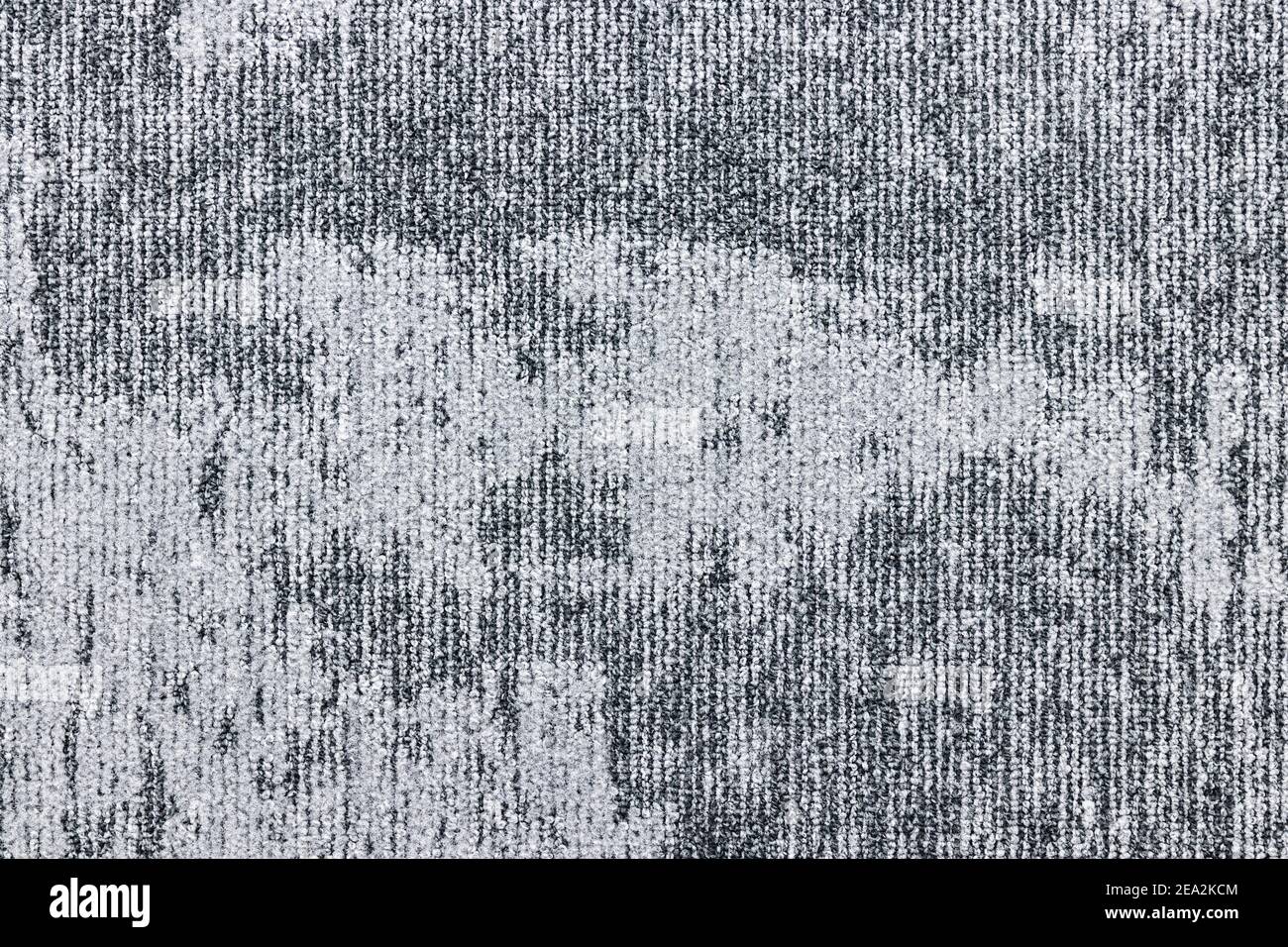 Dettaglio di un tappeto grigio a due tonalità con linee verticali e un motivo astratto. Foto Stock