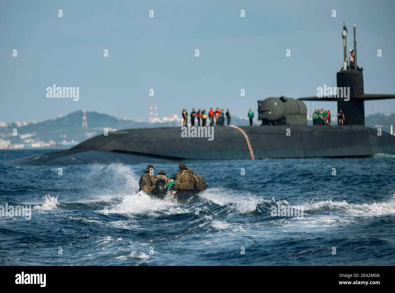 Il sommergibile USS Ohio, di potenza nucleare della Marina degli Stati Uniti, classe Ohio, con un velivolo da combattimento in gomma, attaccato alla Marine Corps Force Recon Company Three, durante un esercizio di integrazione nel Mare delle Filippine 2 febbraio 2021 al largo della costa di Okinawa, Giappone. Foto Stock