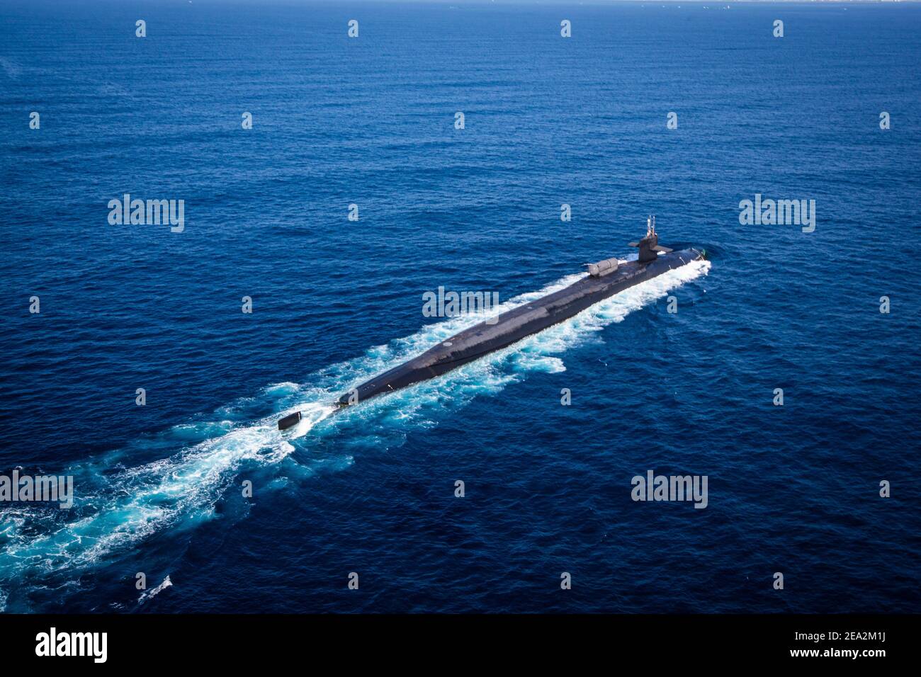 Il sottomarino US Navy nucleare Ohio-class guidato-missile USS Ohio durante un esercizio di integrazione nel Mare delle Filippine 2 febbraio 2021 al largo della costa di Okinawa, Giappone. Foto Stock