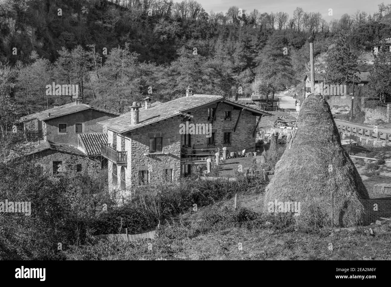 Haystack tradizionale sul campo a Rupit i Pruit, antico borgo medievale catalano a Barcellona, Spagna. Bianco e nero stile fotografico vintage. Foto Stock