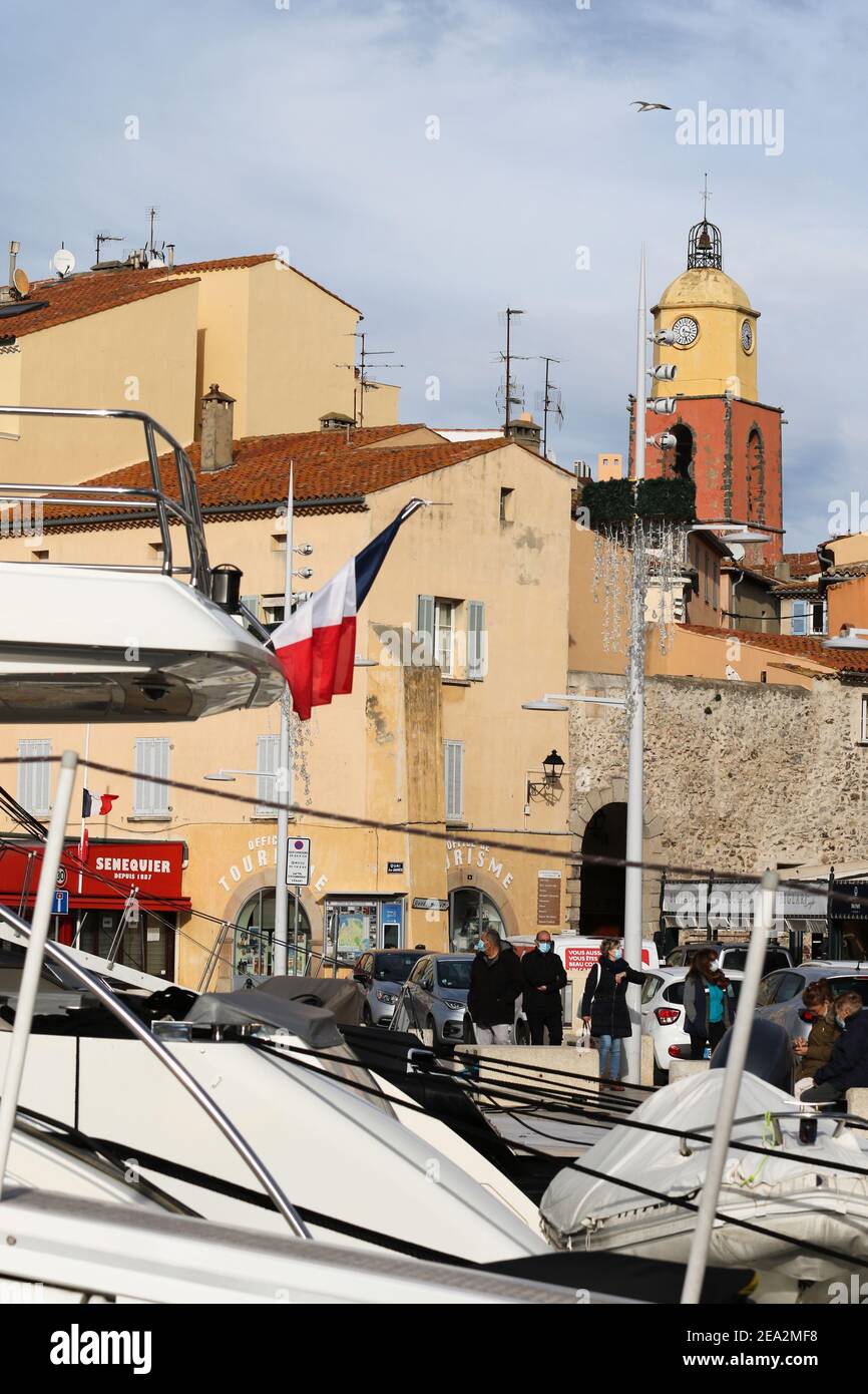 Old lavanderia - paesaggio, mimosa, fiori - Saint Tropez, Francia - 07 febbraio 2021 - n. Foto Stock