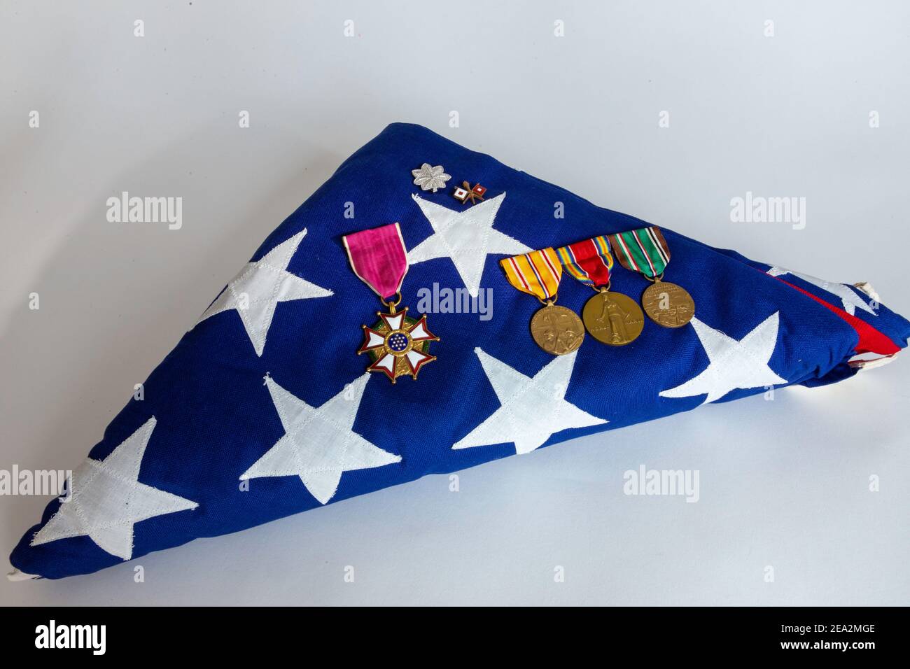 "Veteran's Folded Flag with WW2 Medals" Foto Stock
