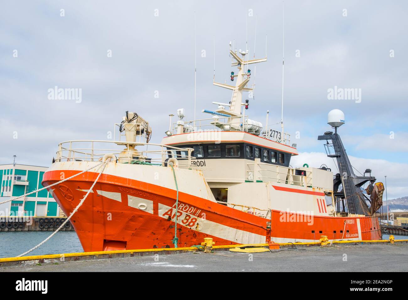 Hofn i Hornafirdi Islanda - Aprile 26. 2020: Trawler Frodi che entra nel porto di Hornafjordur Foto Stock