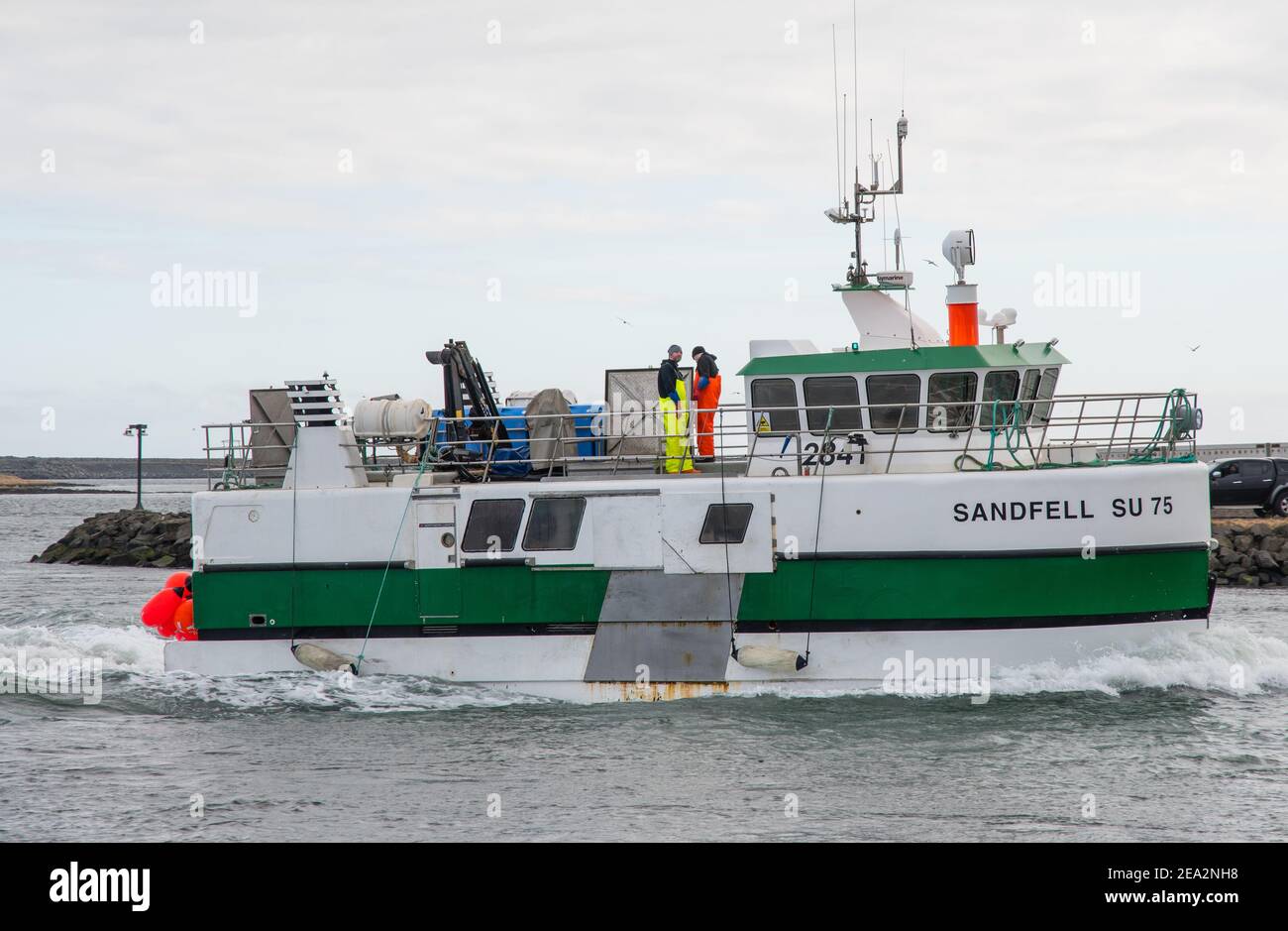 Hofn i Hornafirdi Islanda - Aprile 23. 2020: Nave da pesca con palangari Sandfell in fase di scarico Foto Stock